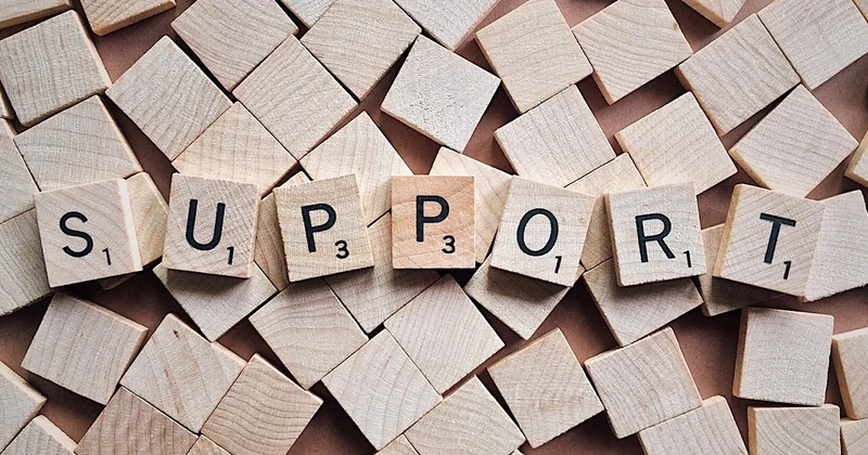 Délais de traitement et support client : les horaires qui changent tout
